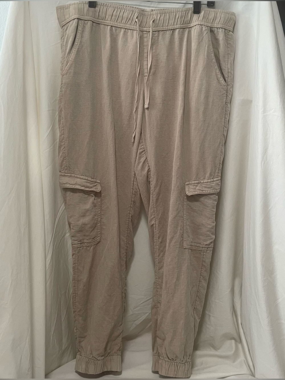 C&C California Women’s Linen Blend Cargo Joggers in Taupe